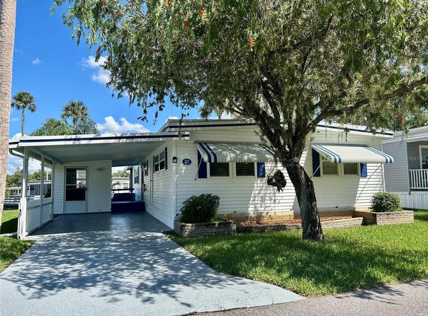 33 COCOS PLUMOSA Drive, EUSTIS, FL 32726