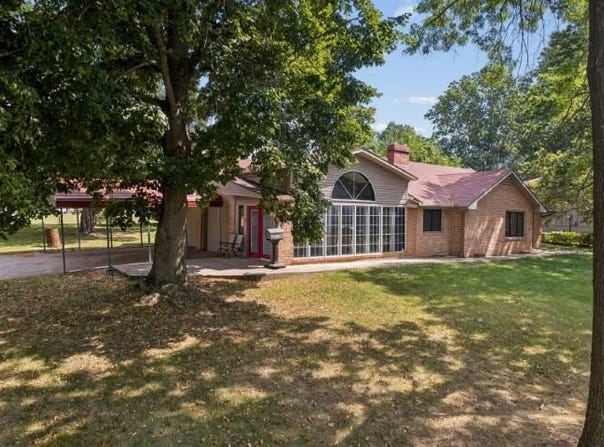 301 E Walnut Street, Aurora, MO 65605