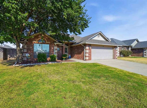 406 N Mountain Meadow Dr, Cache, OK 73527