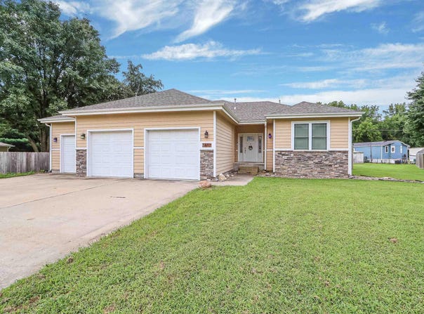 3857 Hunters Circle, Manhattan, KS 66502
