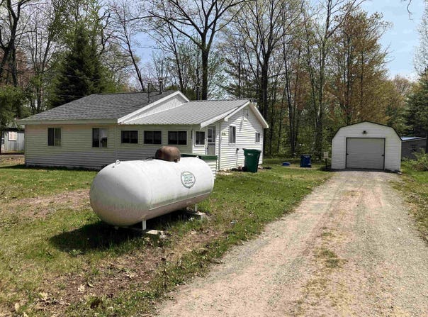 4886 Maplewood, Harrison, MI 48625
