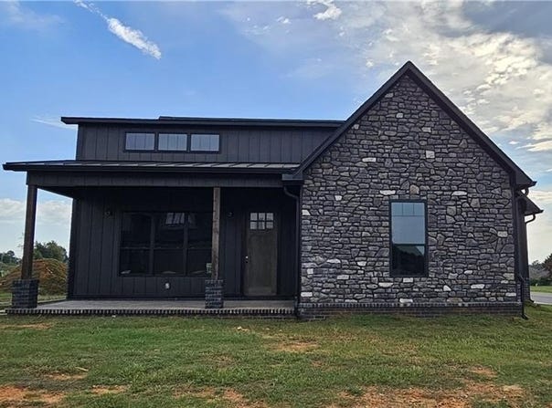 400 Waggoner LN, Barling, AR 72923