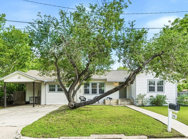 1104 W 7th St, Taylor, TX 76574