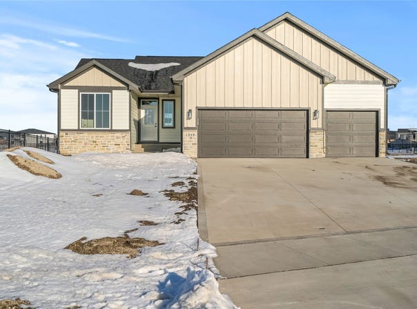 1315 NW Yorktown Drive, Waukee, IA 50263