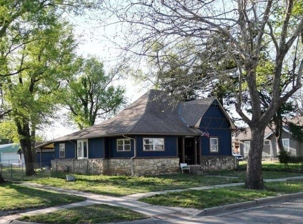 327 Houston St, Winfield, KS 67156