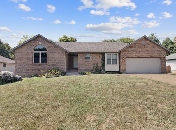 105 Holly Ridge Road, Willard, MO 65781
