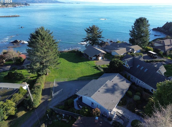 438 BUENA VISTA Loop, Brookings, OR 97415