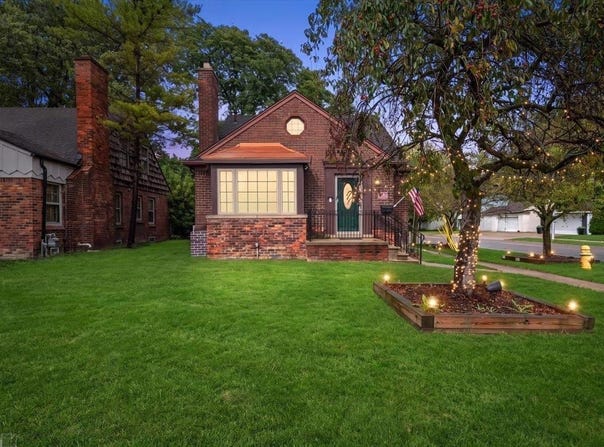 1292 Vernier Road, Grosse Pointe Woods, MI 48236