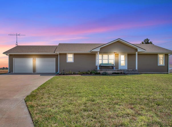 208 Hilltop Dr, Inman, KS 67460