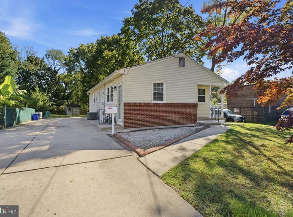 208 CEDAR Avenue W, OAKLYN, NJ 08107