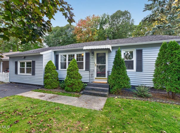 17 Richards Drive, Albany, NY 12205