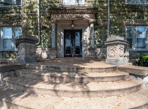 1116 POPLAR Ave, Memphis, TN 38105