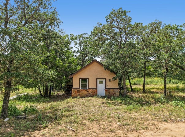 499 Bridgestone Ct, Lockhart, TX 78644