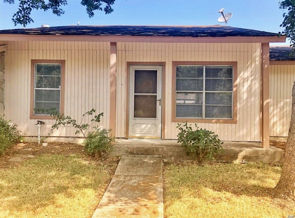 1051 COUNTRY CLUB DR, Seguin, TX 78155