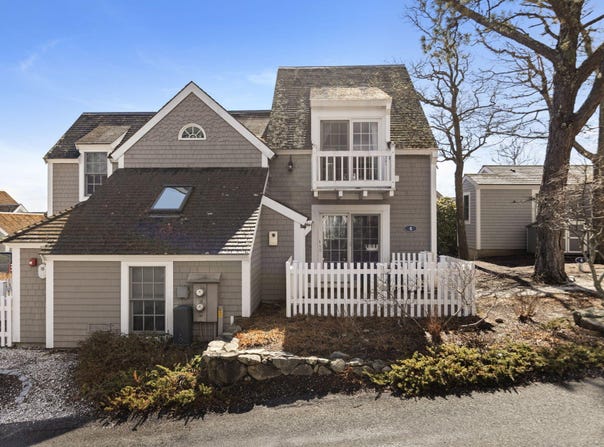4 Hyannis Point Road, Mashpee, MA 02649