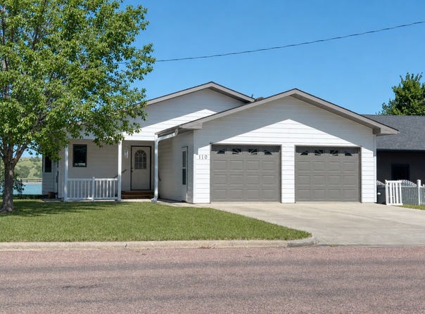 110 S River St, Chamberlain, SD 57325