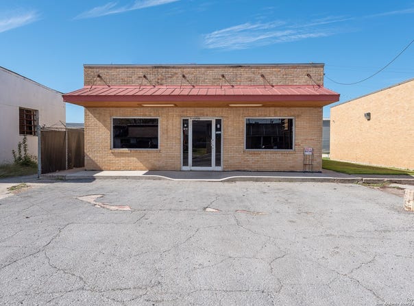 114 S TEEL DR, Devine, TX 78016-2937