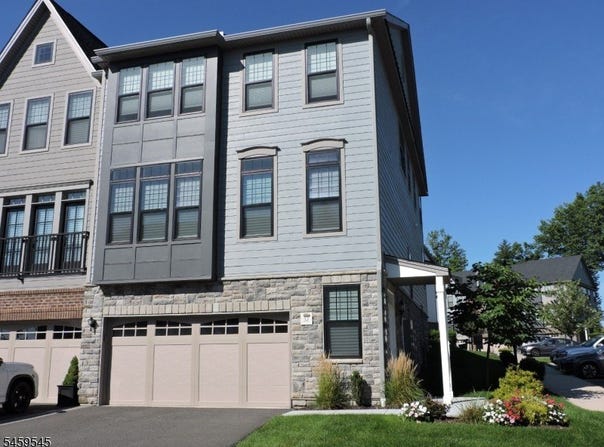 32 Melody Ln, Upper Saddle River Boro, NJ 07458-1857