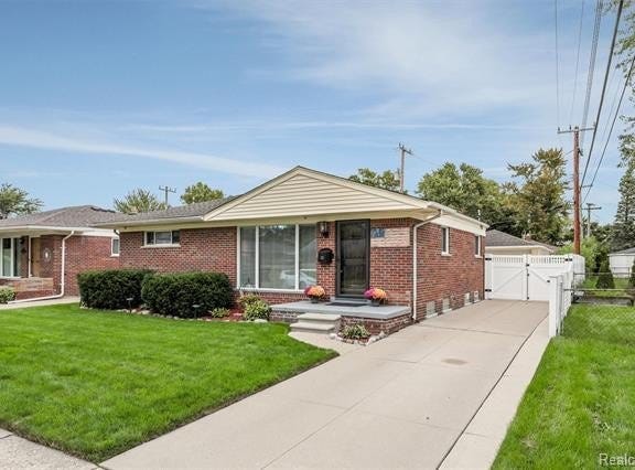 220 N Chocolay Avenue, Clawson, MI 48017
