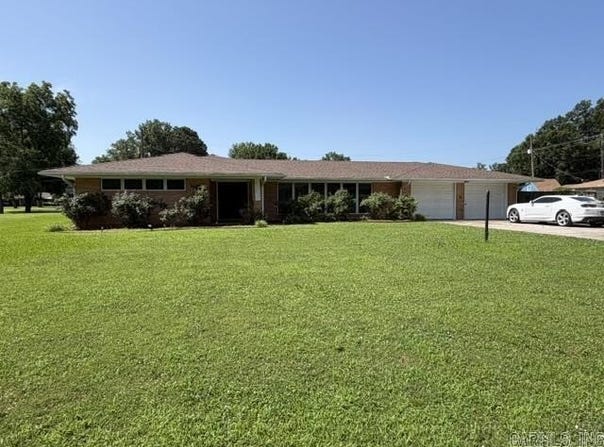 411 W 11th, Stuttgart, AR 72160