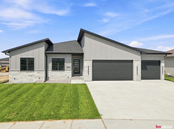 1814 E 8th Street, Hickman, NE 68372