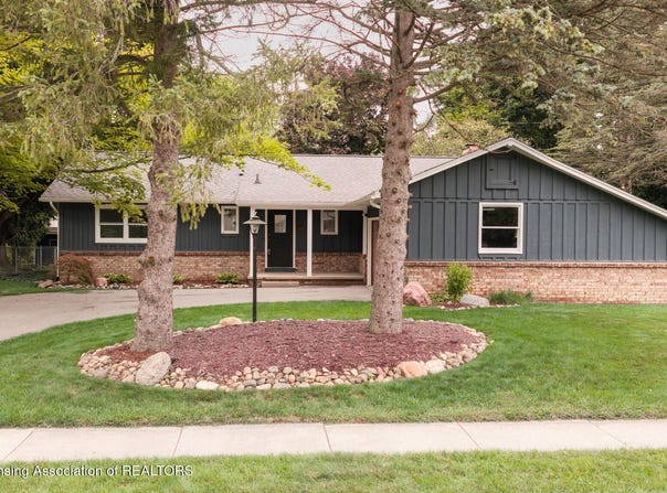 1064 Woodside Drive, Haslett, MI 48840