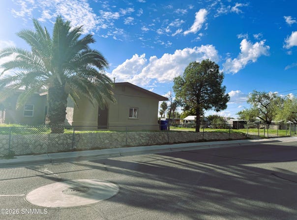 910 S Esperanza Street, Las Cruces, NM 88001