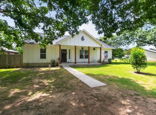 403 Lynch St, Smithville, TX 78957