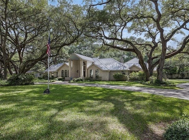 203 Oak Cluster Drive, Columbus, TX 78934