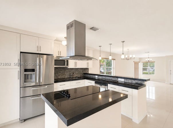 2561 W 60th Pl, Hialeah, FL 33016