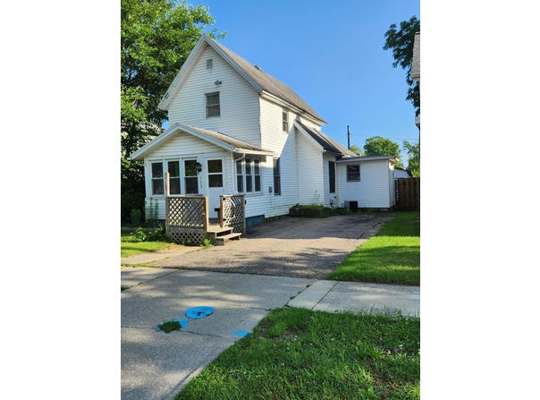 103 E Telegraph Street, Dowagiac, MI 49047