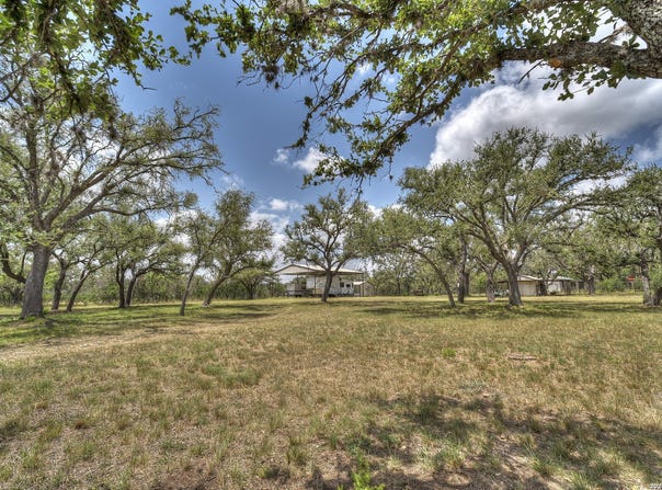 620 Fm 1120, Leakey, TX 78873