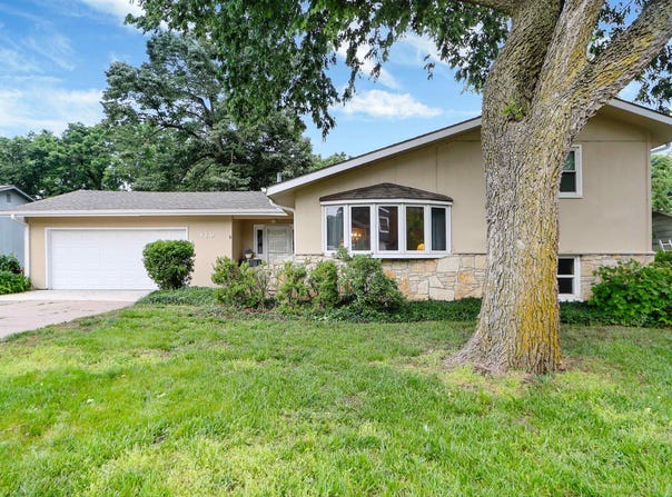119 Riverview Drive, Wamego, KS 66547