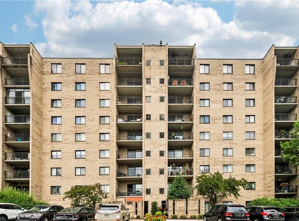 1400 Smokey Wood Dr, Swissvale, PA 15218