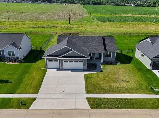 425 Dutch Drive, Robins, IA 52328