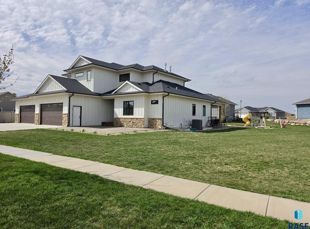 2816 E Sunflower Cir, Brandon, SD 57005