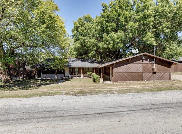 105 Barrows Lane, DeSoto, TX 75115