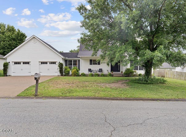 202 Briarbrook Drive, Carl Junction, MO 64834