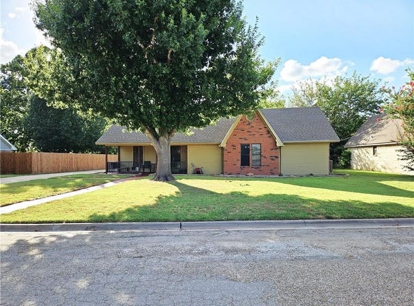 804 Crestline Drive, Mexia, TX 76667