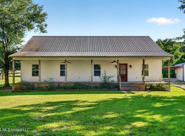 18 Harbor Lane, Carriere, MS 39426