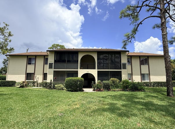 318 Knotty Pine Circle, Greenacres, FL 33463