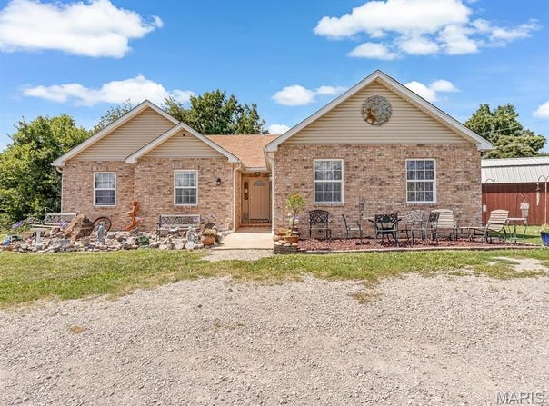 2150 Winter Lane, Godfrey, IL 62035