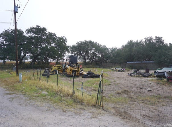 47 VIEWPOINT DR, Poteet, TX 78065-4554