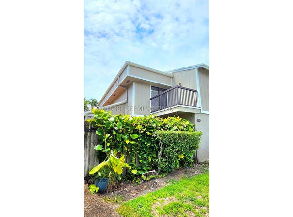 608 Commodore Dr, Plantation, FL 33325