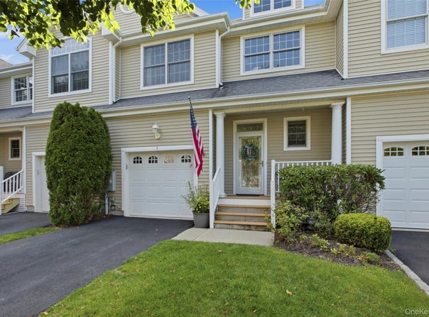 2 Emilys Way, East Setauket, NY 11733
