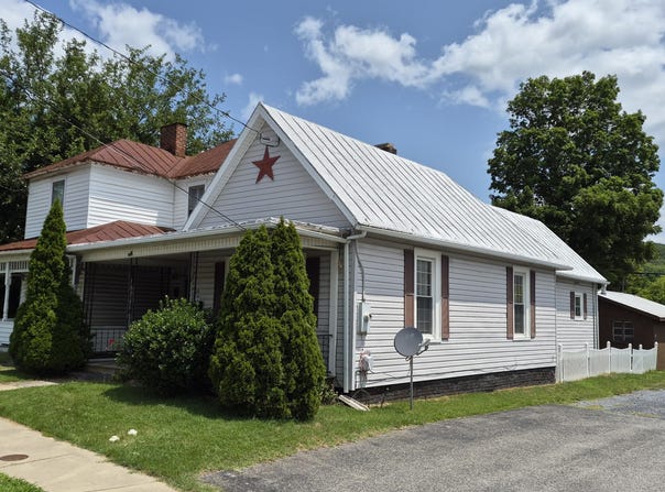 416 Commercial Ave, Clifton Forge, VA 24422