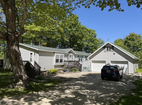 E21666 Ridge Rd, Grand Marais, MI 49839