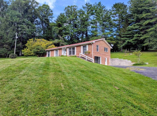 633 Parkway Lane, Floyd, VA 24091