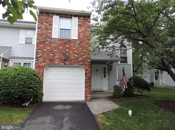 13 HERITAGE Court, EWING, NJ 08628