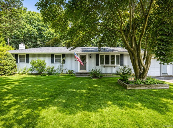 9 Foxcroft Lane, Patchogue, NY 11772